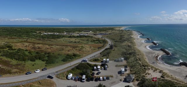 Pohled z majáku na nejsevernější část Dánska. Turisté chodí na poloostrov vpravo, skutečný nejsevernější bod Dánska je někde na pláži vlevo.